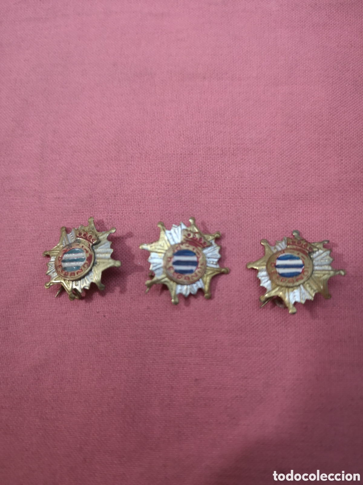 Coleccionismo deportivo: LOTE DE 3 PIN-INSIGNIA METAL CON ALFILER EQUIPO DE F&Uacute;TBOL ESPA&Ntilde;OL. BIEN. A&Ntilde;OS 70.