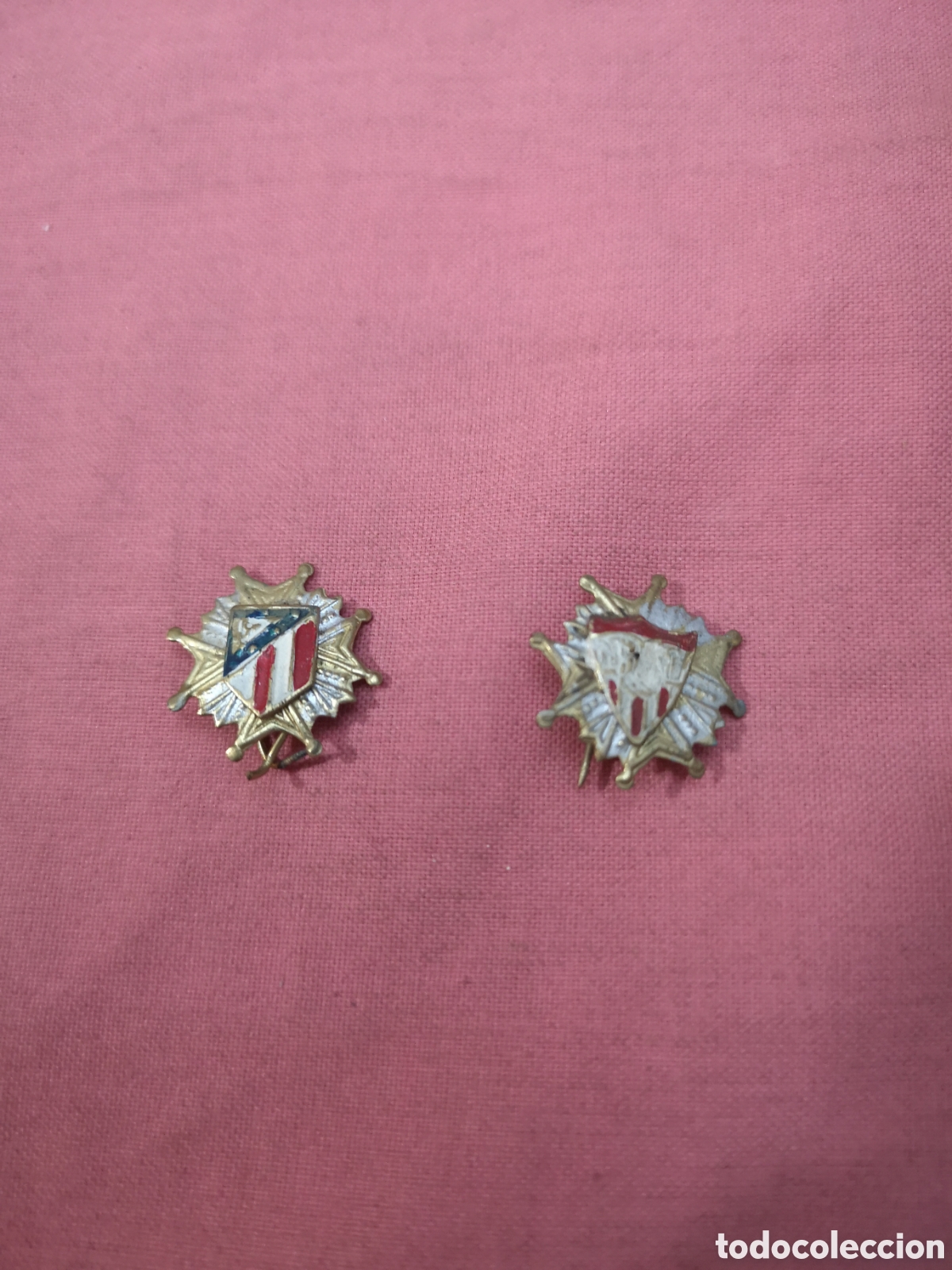 Coleccionismo deportivo: LOTE DE 2 PIN-INSIGNIA METAL CON ALFILER EQUIPOS DE F&Uacute;TBOL AT. MADRID Y SEVILLA. BIEN. A&Ntilde;OS 70.