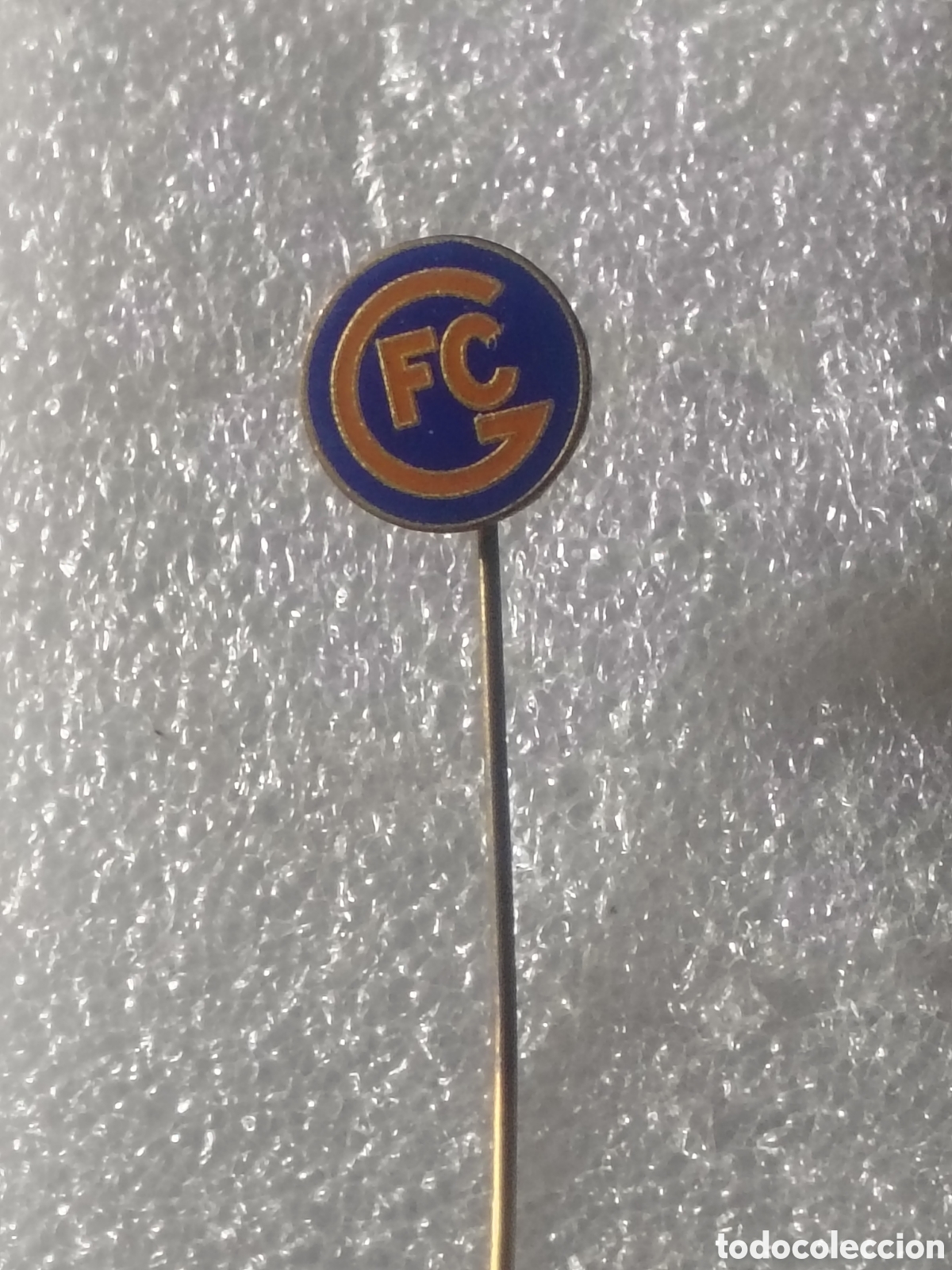 Coleccionismo deportivo: PIN F&Uacute;TBOL AGUJA, F.C. GUEUGMON. SUIZA