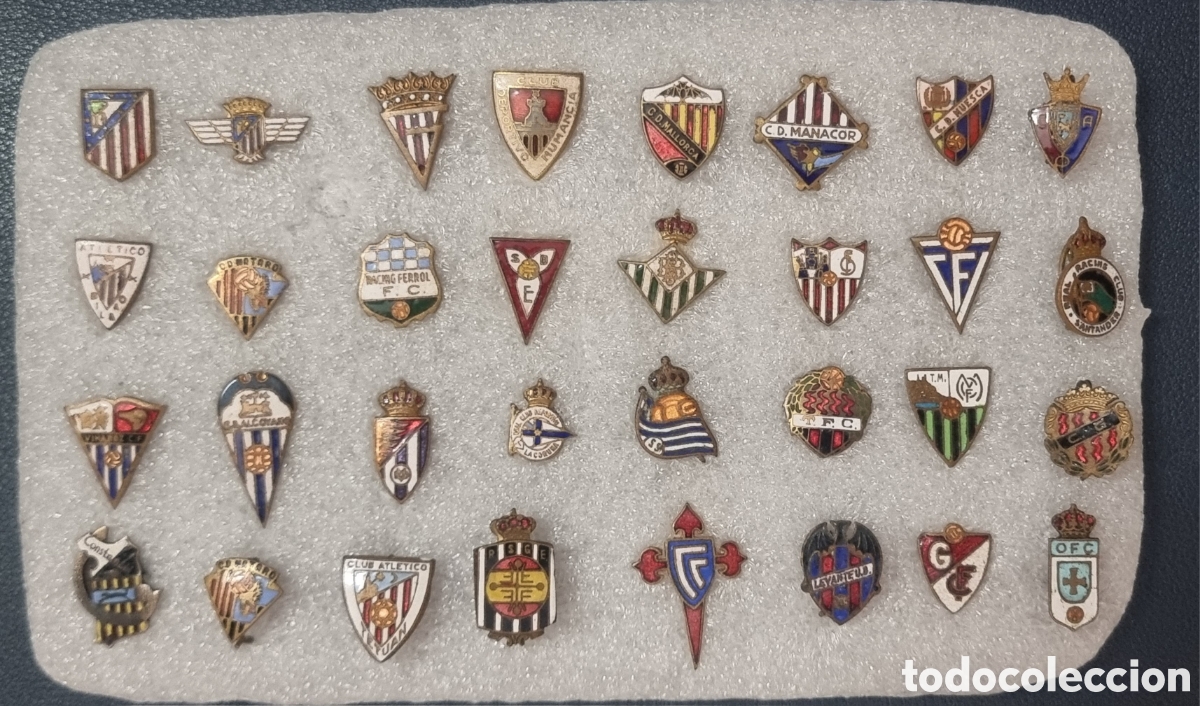 Coleccionismo deportivo: Lote pins insignias esmaltadas de f&uacute;tbol de los a&ntilde;os 20,30 y 40