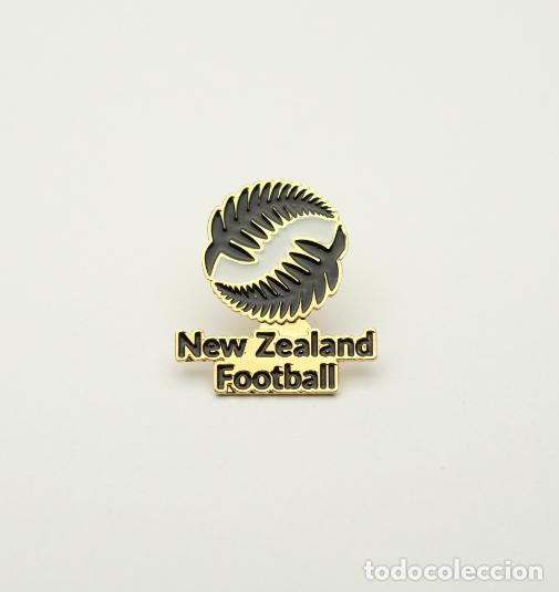 Coleccionismo deportivo: Metal pin badge Football Federation /OFC/- Association football in New Zealand.
