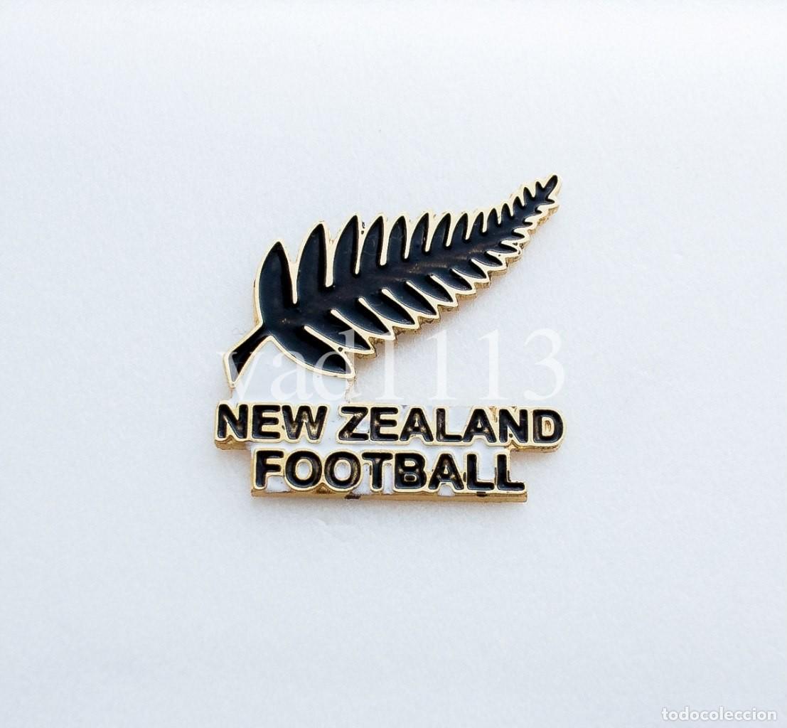 Coleccionismo deportivo: Metal pin badge Football Federation /OFC/- Association football in New Zealand.
