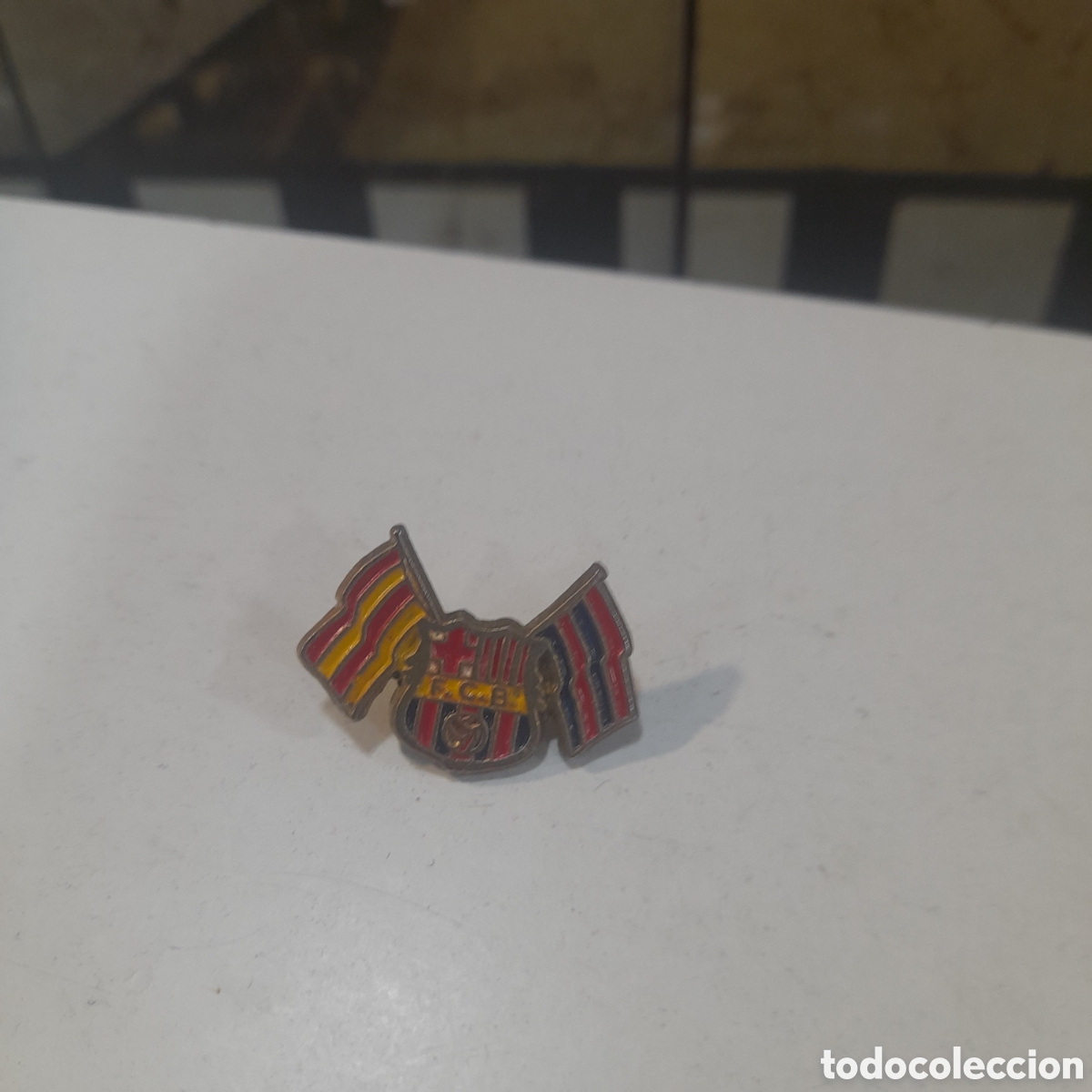 Coleccionismo deportivo: Pin escudo Barsa con banderas