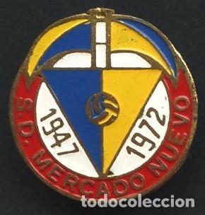 Coleccionismo deportivo: F&Uacute;TBOL, INSIGNIA DE SOLAPA, PIN ANTIGUO, S.D. MERCADO NUEVO, 1972