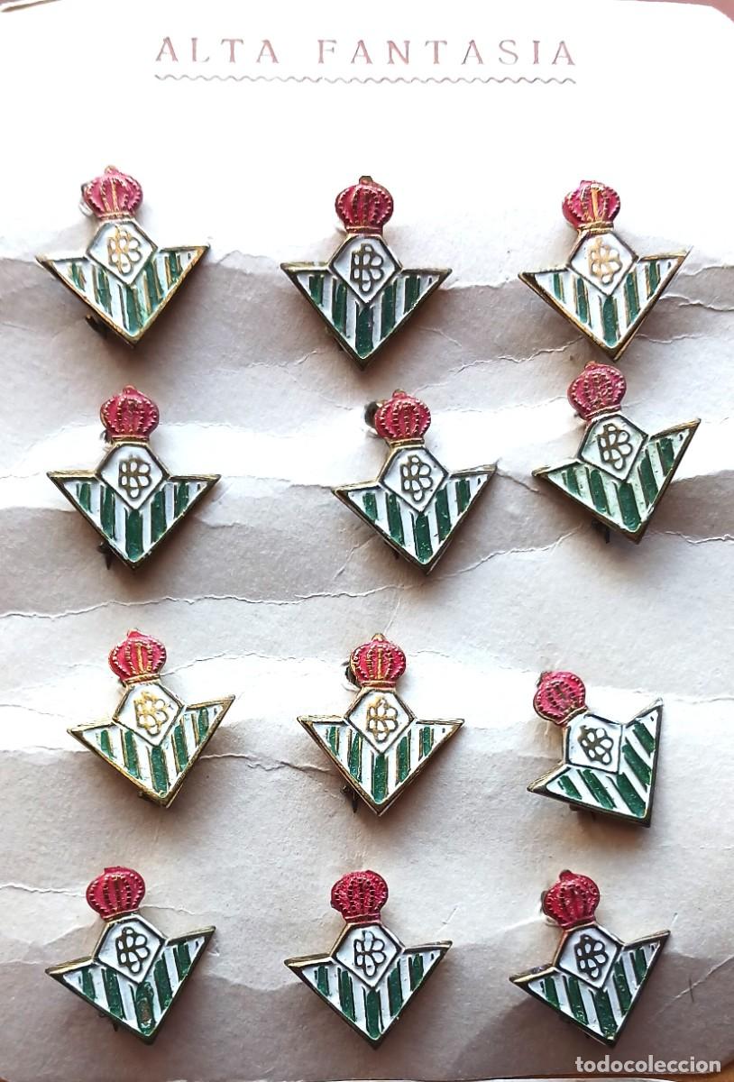 Coleccionismo deportivo: REAL BETIS SEVILLA LOTE 12 PINS INSIGNIA ANTIGUA EN IMPERDIBLE A&Ntilde;OS 1960 METAL COMO NUEVO BADGE R