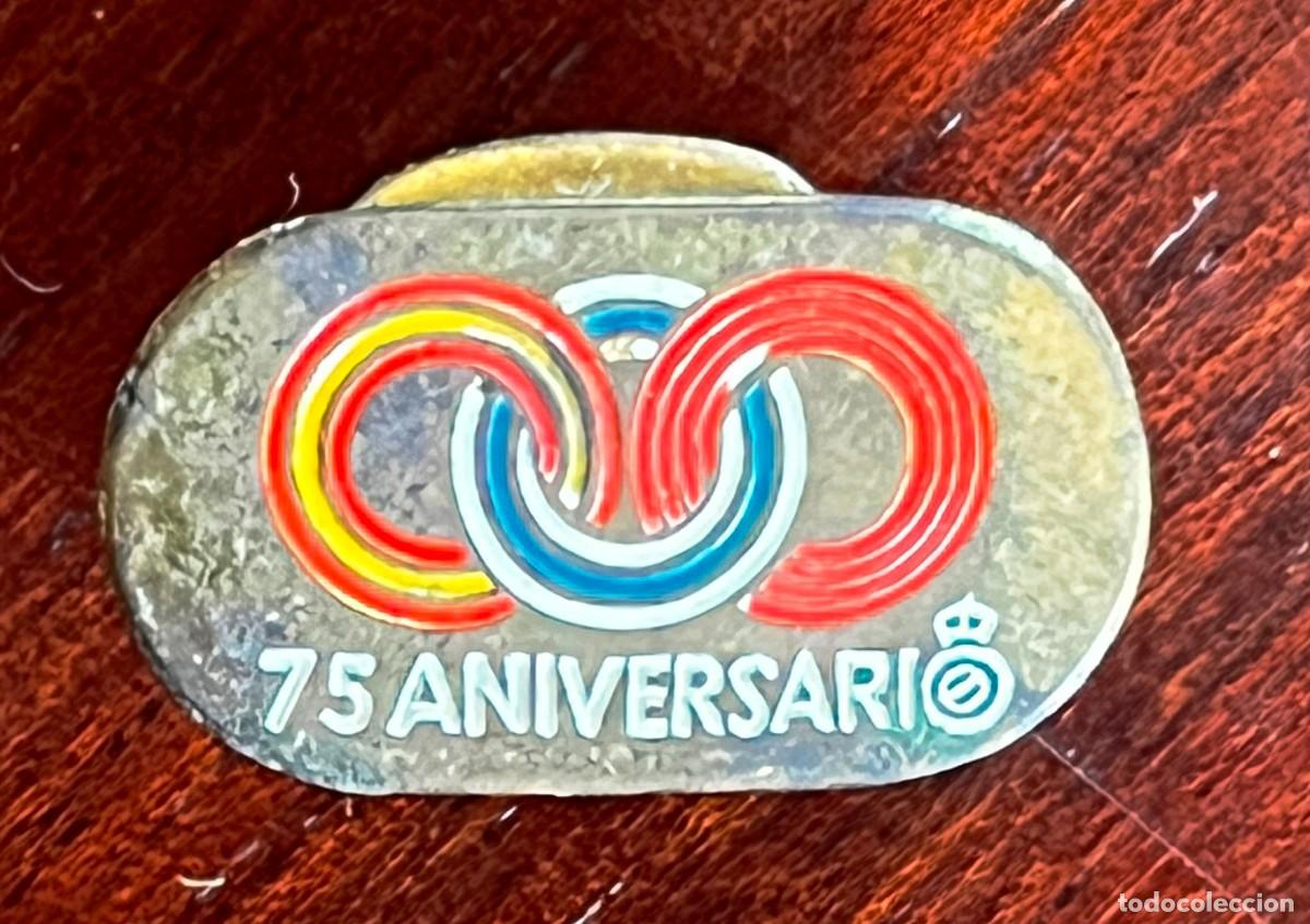 Coleccionismo deportivo: Insinia de solapa R.C.D. Espa&ntilde;ol 75 aniversario