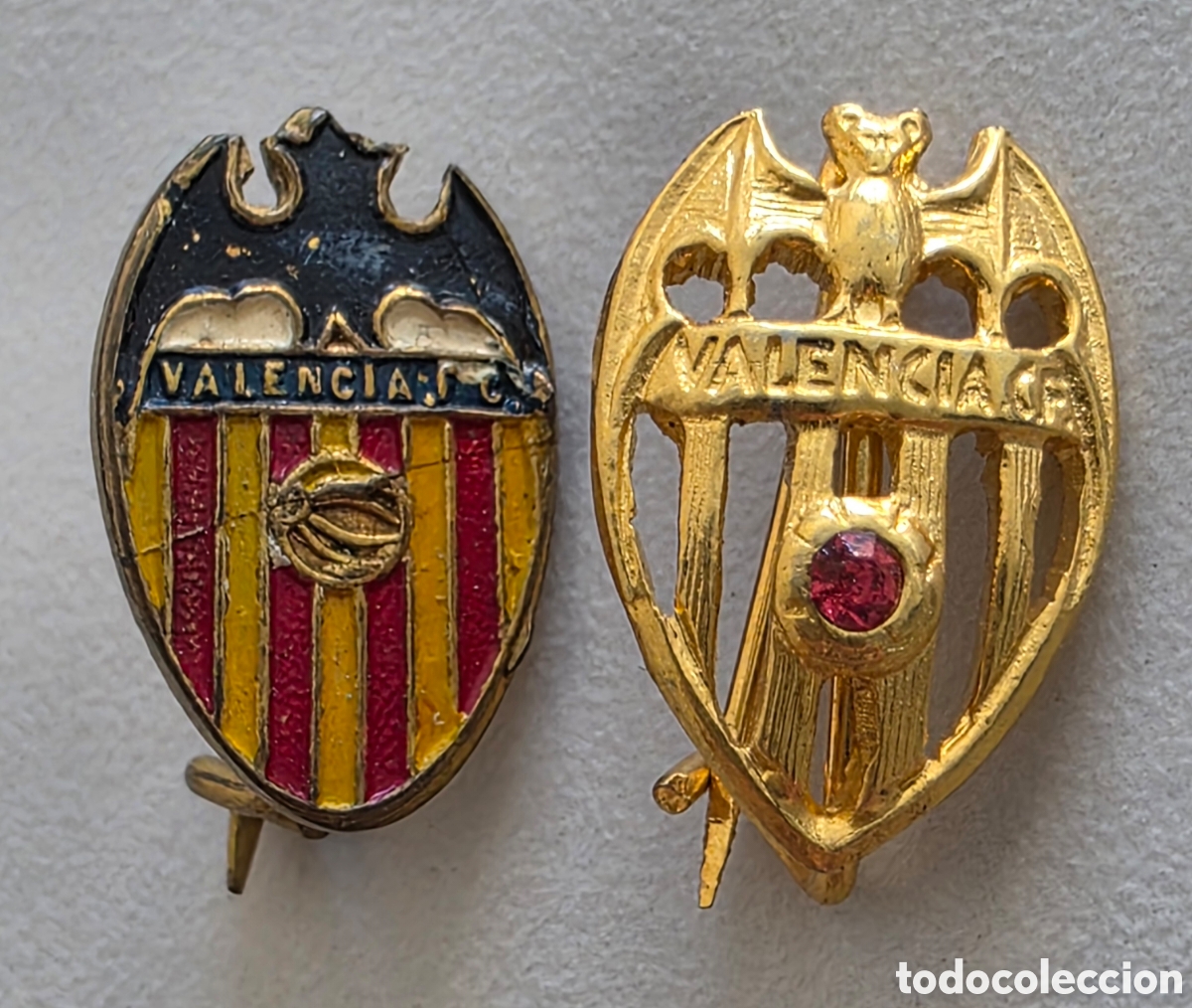 Colecionismo desportivo: 2 Insignias aguja Valencia CF - Equipo Club F&uacute;tbol Ch&eacute; - Rat Penat