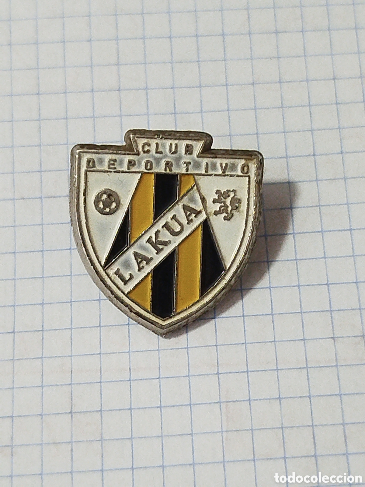 Coleccionismo deportivo: INSIGNIA DE FUTBOL CD LAKUA.VITORA GASTEIZ