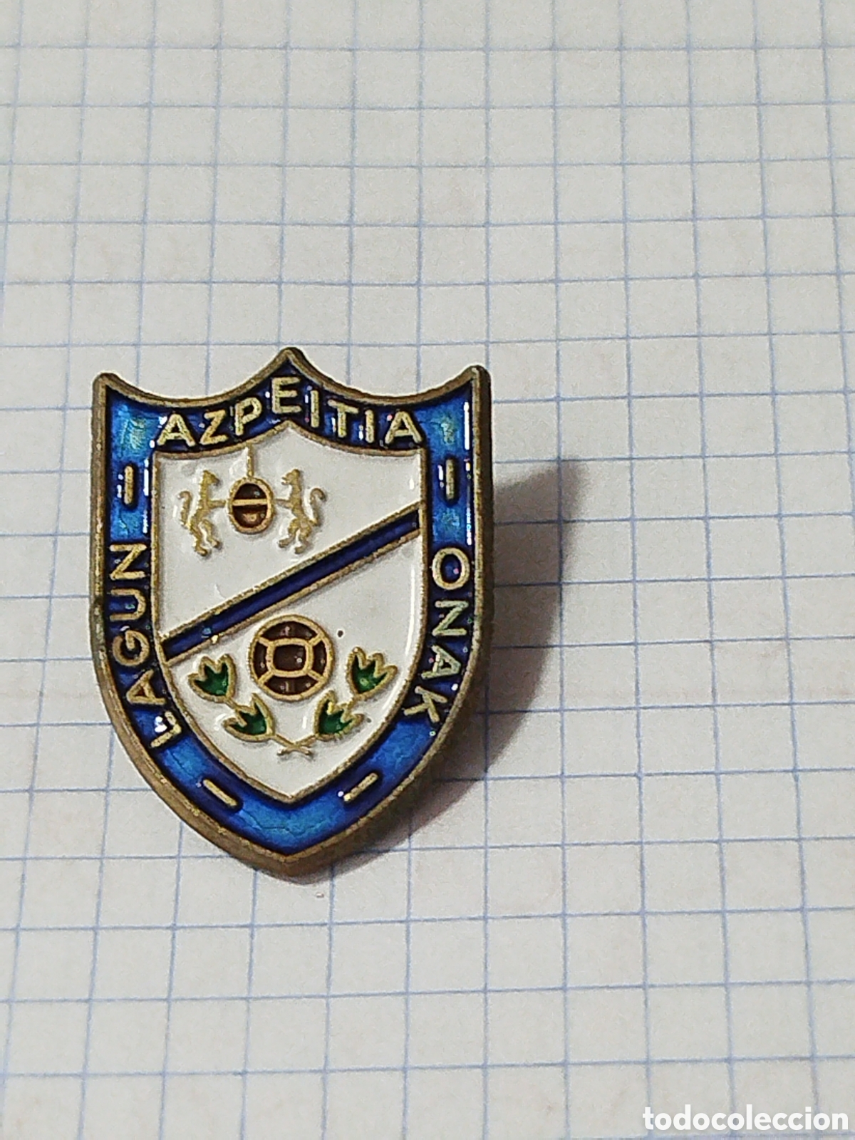 Coleccionismo deportivo: INSIGNIA DE FUTBOL LAGUN ONAK AZPEITIA .. GUIP&Uacute;ZCOA