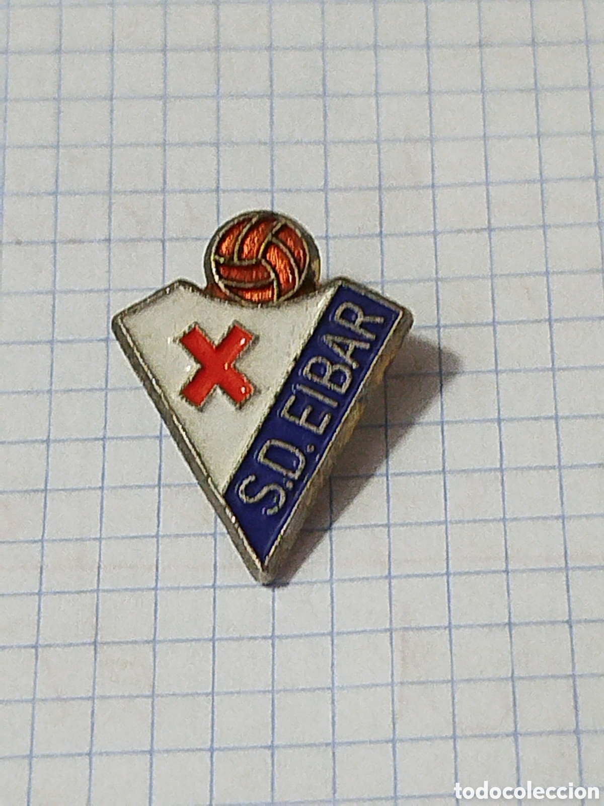 Coleccionismo deportivo: .. INSIGNIA DE FUTBOL SD EIBAR GUIP&Uacute;ZCOA