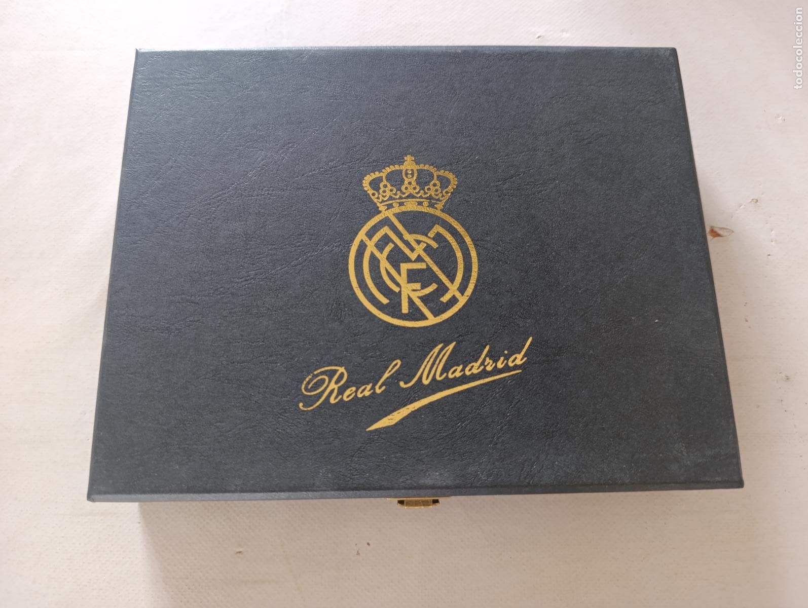 Coleccionismo deportivo: ESTUCHE / CAJA PARA PINES REAL MADRID C.F. - FUTBOL - PIN - A&Ntilde;OS 90 - NO INCLUYE PINES (333#)