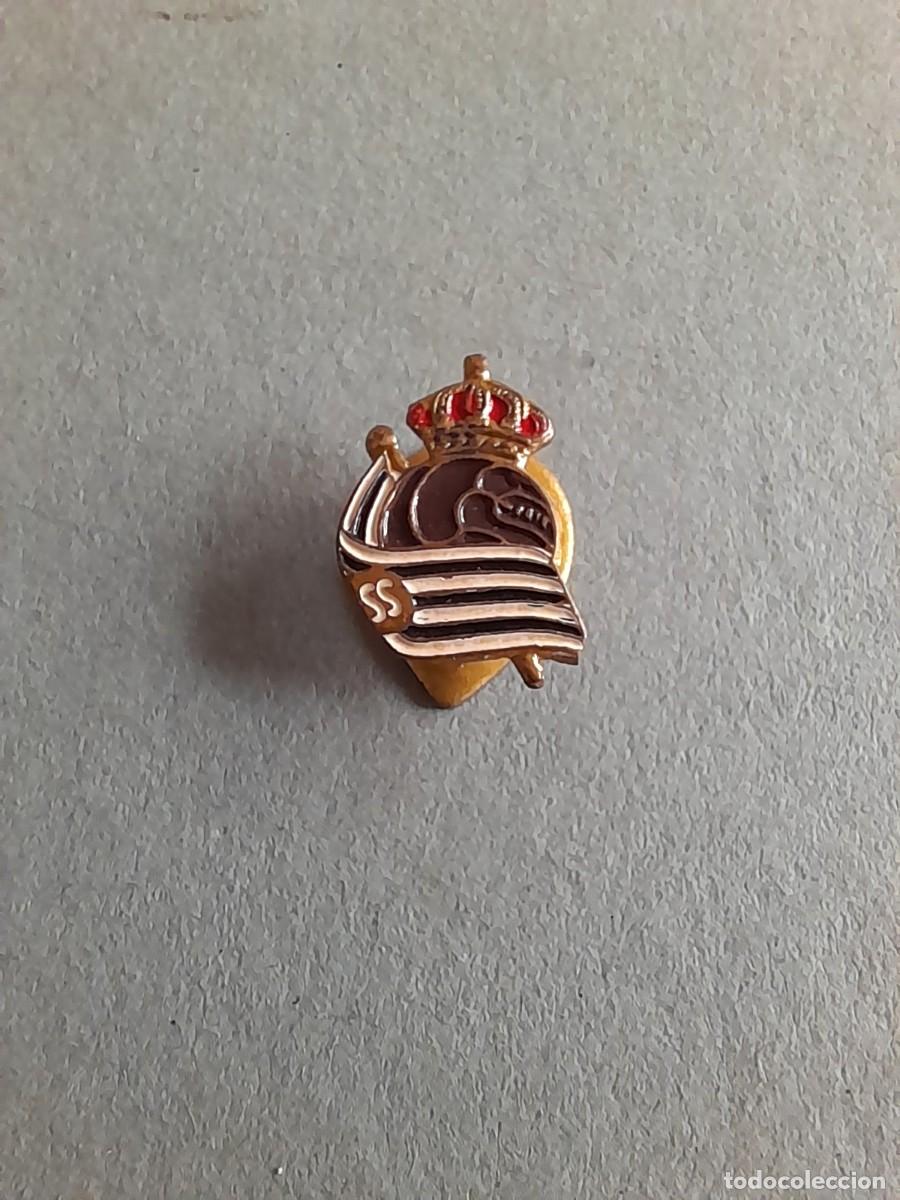 Coleccionismo deportivo: pin de real sociedad de futbol san sebastian 1,5cm aprox