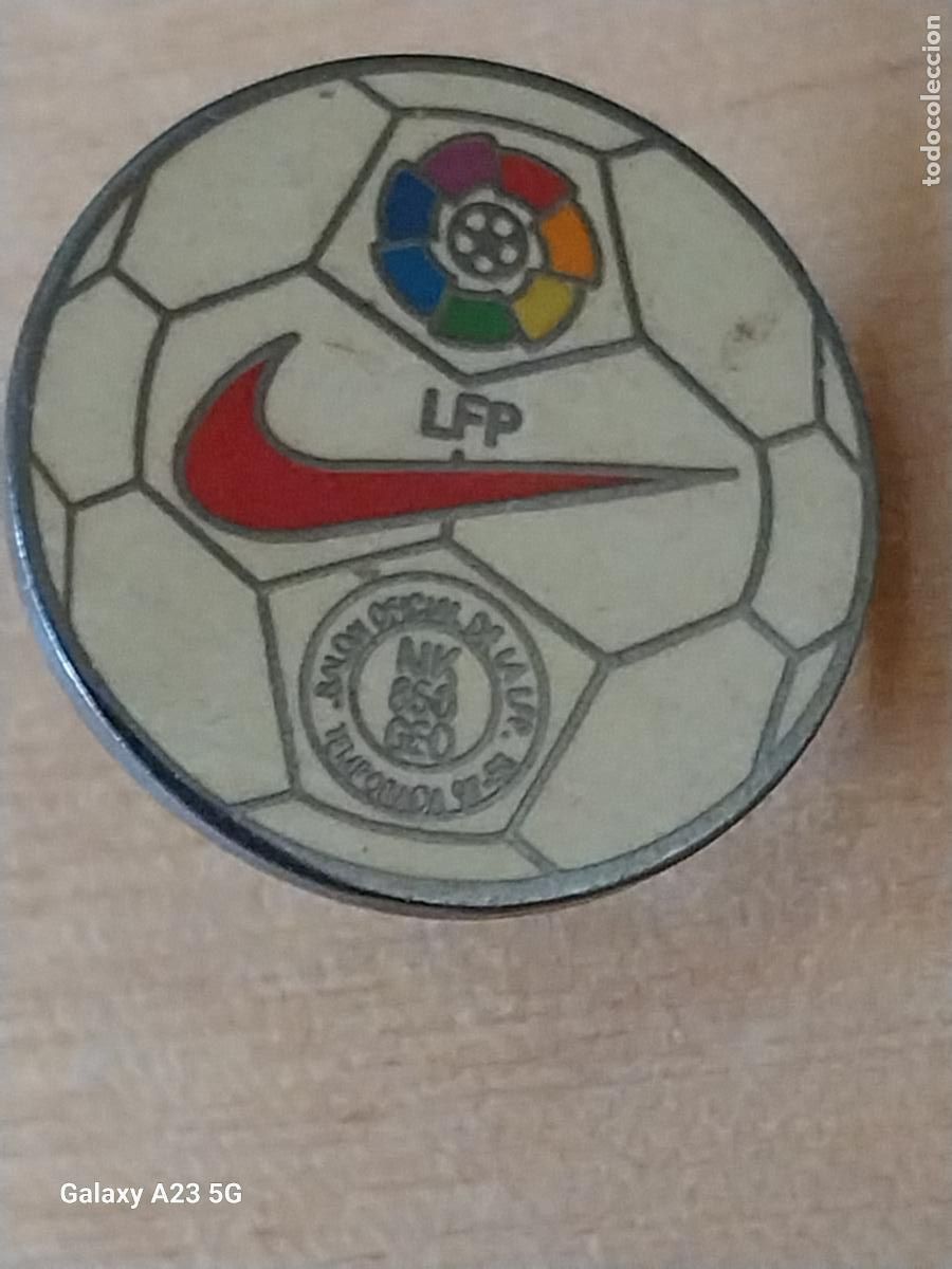 Coleccionismo deportivo: NIKE BALON LIGA FUTBOL PROFESIONAL TEMPORADA 1997 97 98 PIN ESMALTADO 2CMS