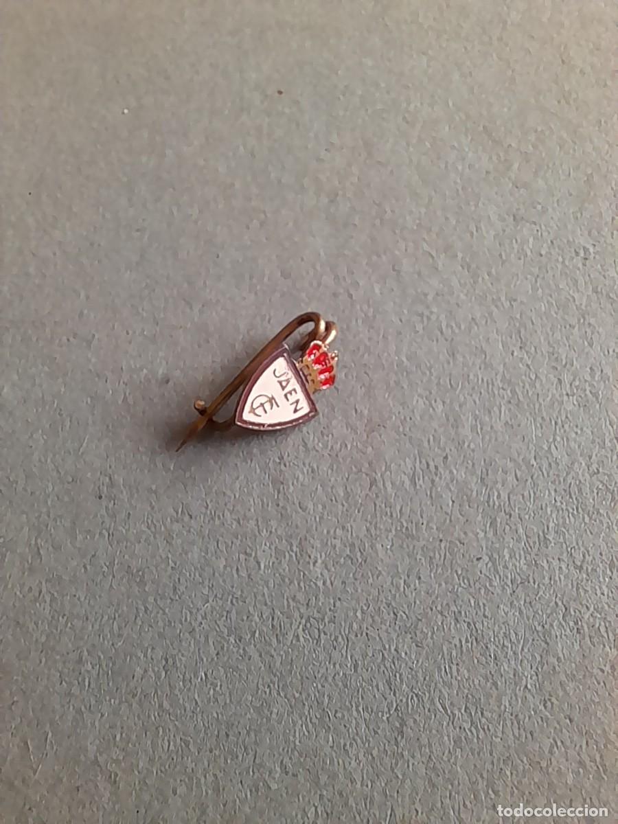 Coleccionismo deportivo: mini pin / aguja de futbol : Jaen CF, 8mm aprox