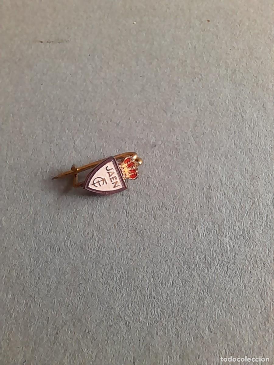 Coleccionismo deportivo: mini pin / aguja de futbol : Jaen CF, 8mm aprox