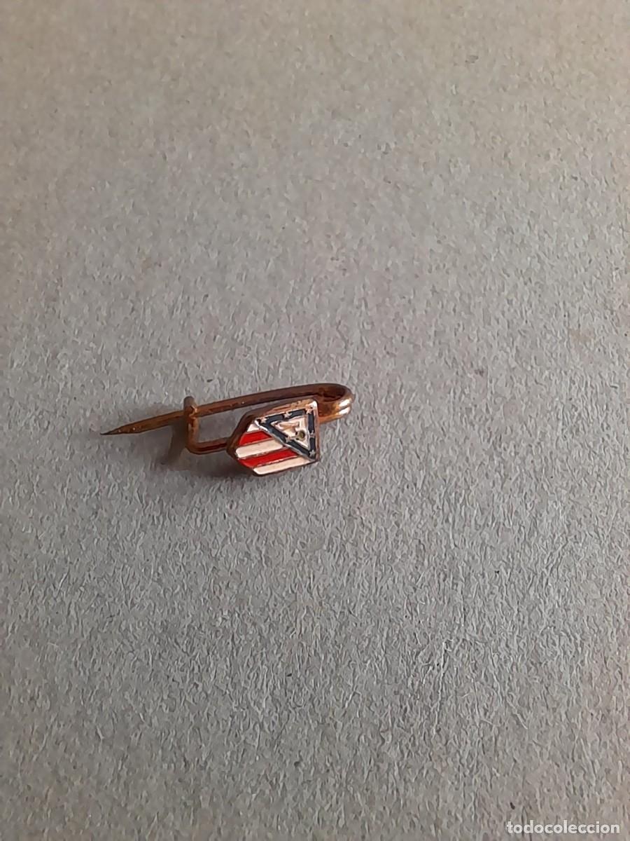 Coleccionismo deportivo: mini pin / aguja de futbol : atletico madrid, 6mm aprox