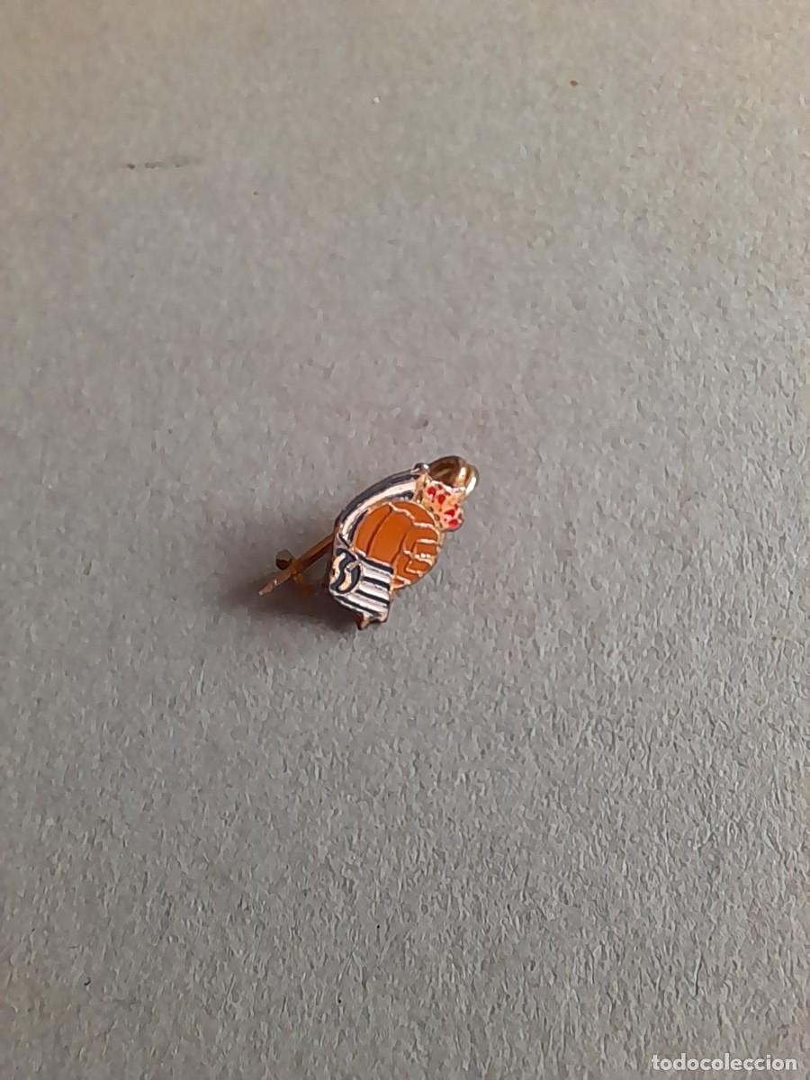 Coleccionismo deportivo: mini pin / aguja de futbol : real sociedad de san sebastian, 9mm aprox