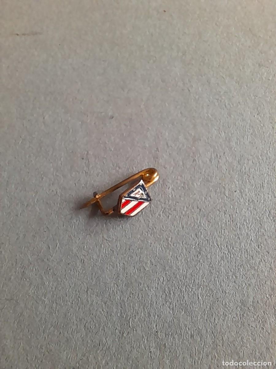 Coleccionismo deportivo: mini pin / aguja de futbol : atletico madrid, 6mm aprox