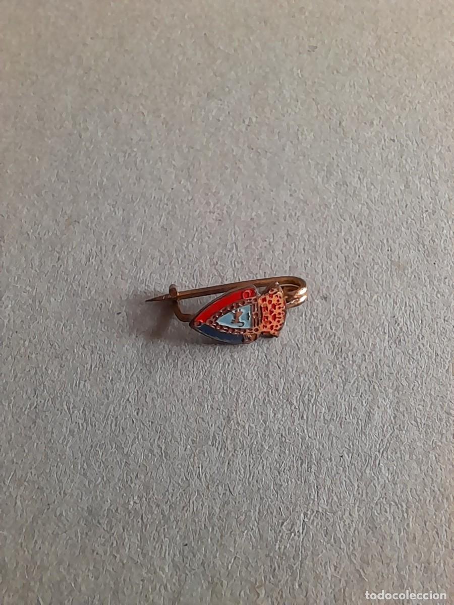 Coleccionismo deportivo: mini pin / aguja de futbol : club atletico osasuna, 9mm aprox