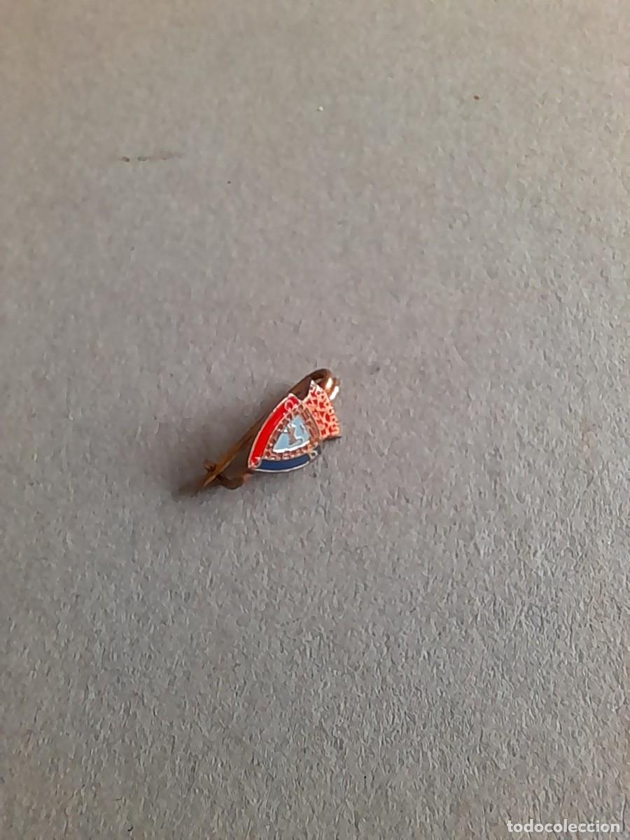 Coleccionismo deportivo: mini pin / aguja de futbol : club atletico osasuna, 9mm aprox