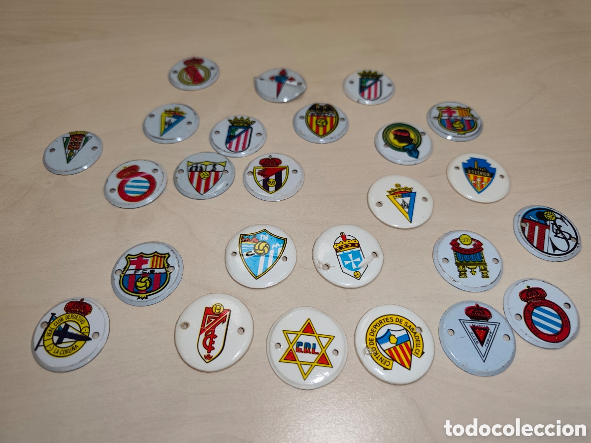 Coleccionismo deportivo: Lote 25 Insignias / Chapas de Escudos de F&uacute;tbol Antiguos &ndash; Esmaltados Vintage (A&ntilde;os 50/60)