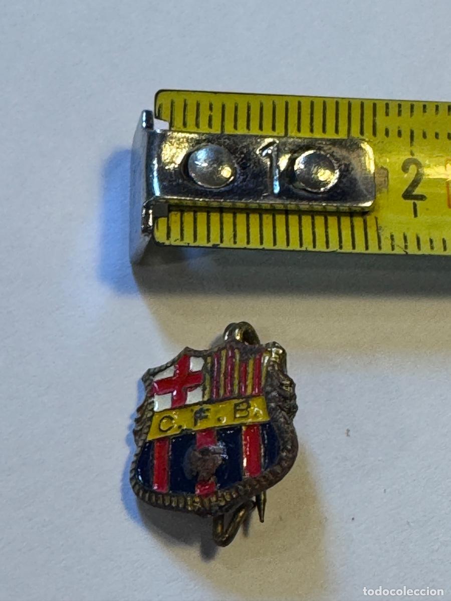 Coleccionismo deportivo: C.F.B. CLUB F&Uacute;TBOL BARCELONA AGUJA INSIGNIA / COMPRA MIN&Iacute;MA 5 &euro;