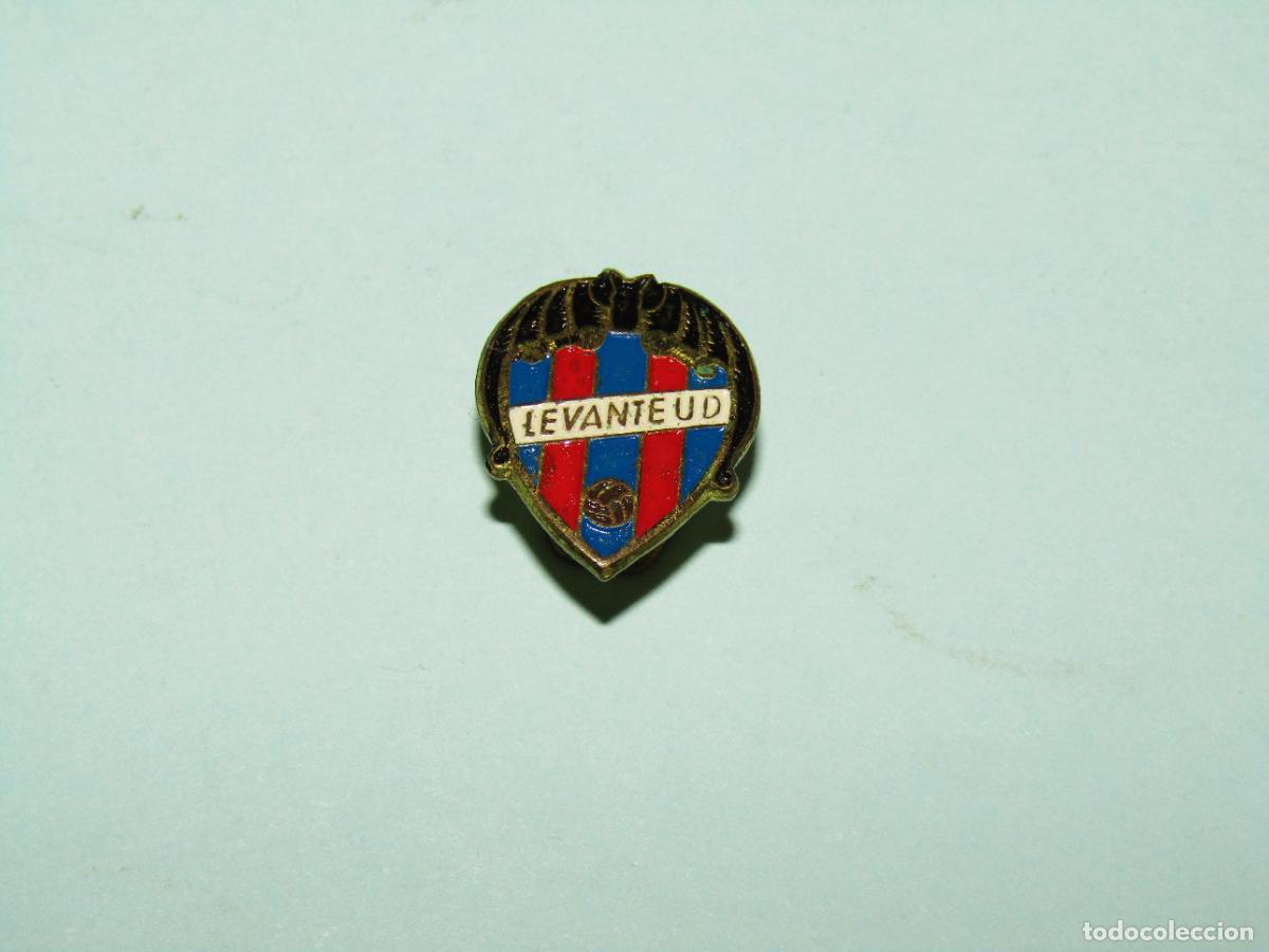 Coleccionismo deportivo: Antigua Insignia de Ojal o Solapa en Lat&oacute;n y Esmaltes del Equipo de Futbol LEVANTE U.D.