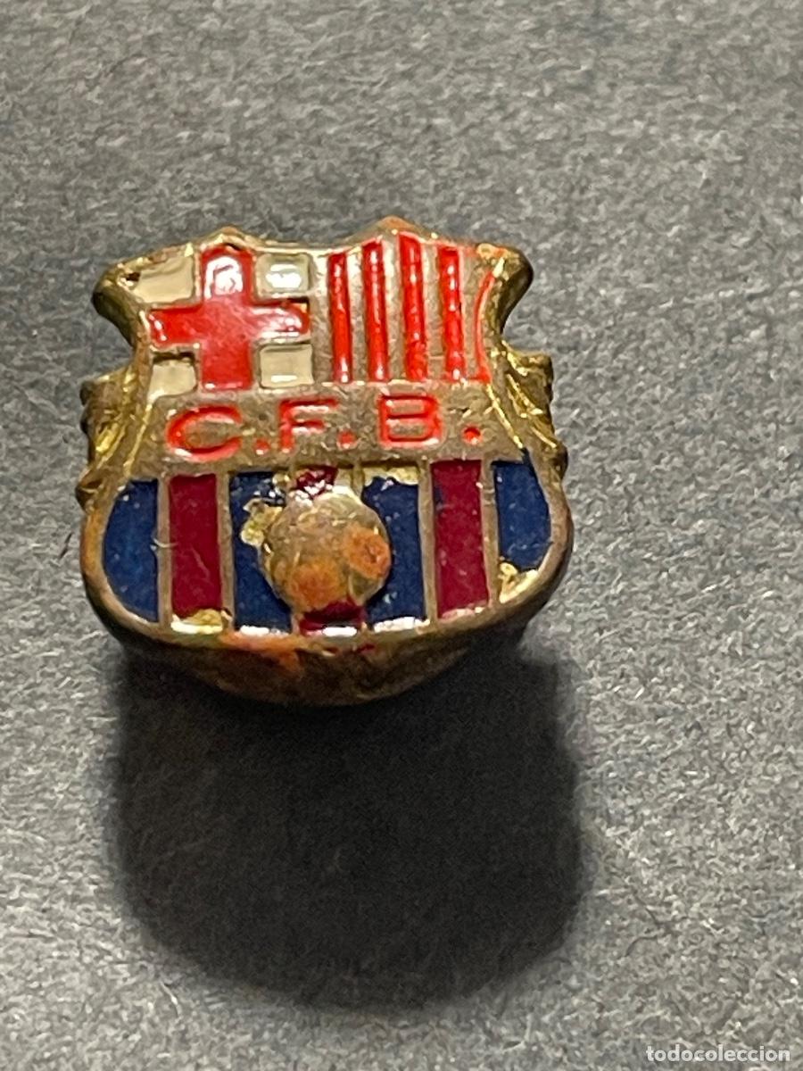 Coleccionismo deportivo: FUTBOL - ANTIGUA INSIGNIA SOLAPERA C.F.B. - CLUB DE FUTBOL BARCELONA A&Ntilde;OS 60 - 1,4X1,3 CM.