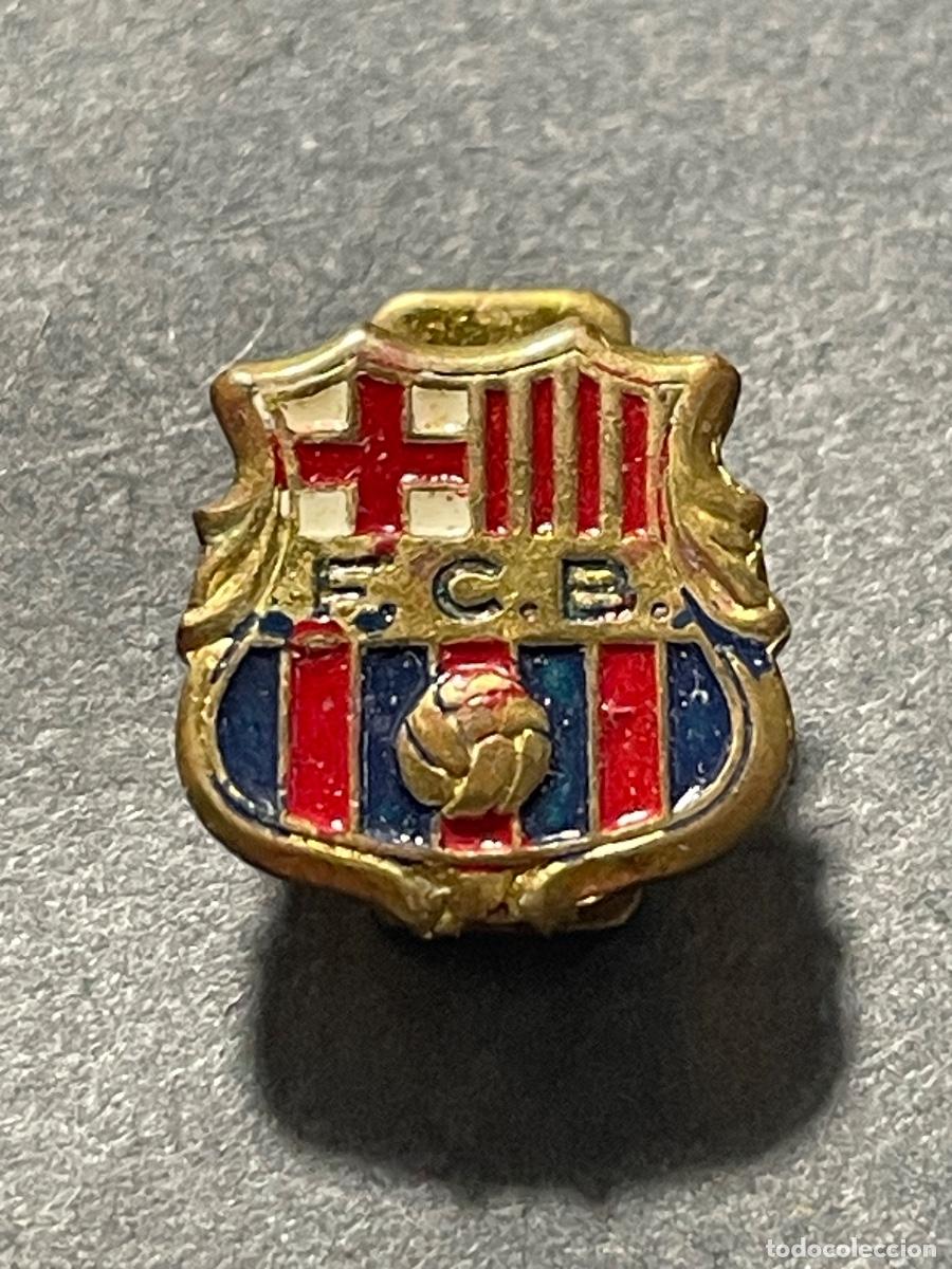 Coleccionismo deportivo: FUTBOL - ANTIGUA INSIGNIA SOLAPERA F.C.B - FUTBOL CLUB BARCELONA A&Ntilde;OS 70 - 1,4X1,3 CM.