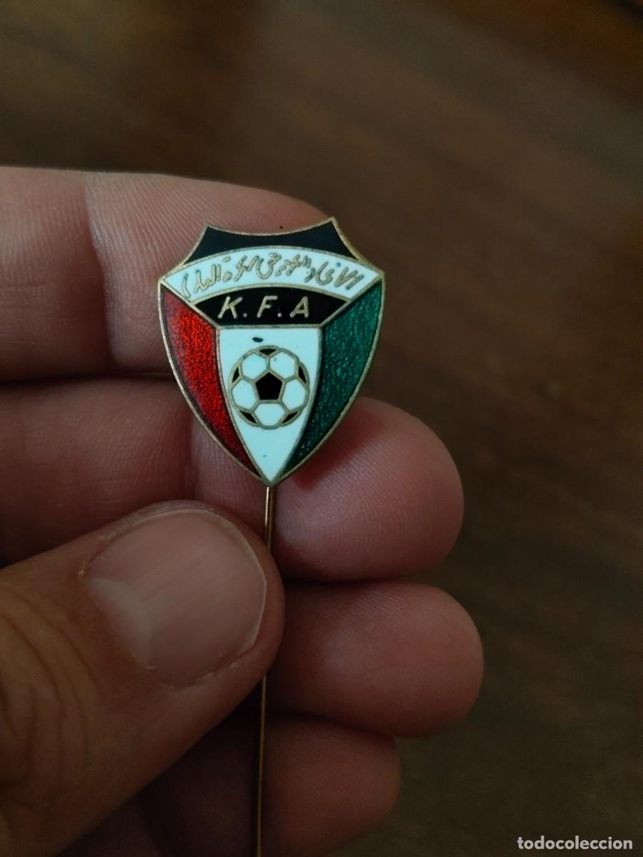Coleccionismo deportivo: Insignia de alfiler de la Federaci&oacute;n de F&uacute;tbol de Kuwait.