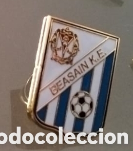 Coleccionismo deportivo: PIN F&Uacute;TBOL BEASAIN K.E