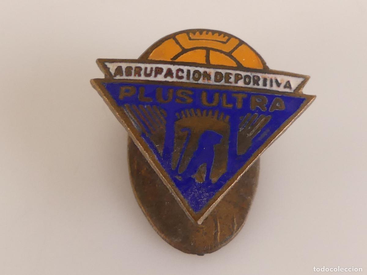 Sports collectibles: PIN OJAL INSIGNIA - AGRUPACIAN DEPORTIVA PLUS ULTRA