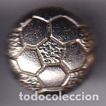 Sports collectibles: PIN DE UN BALON DE FUTBOL (FOOTBALL)