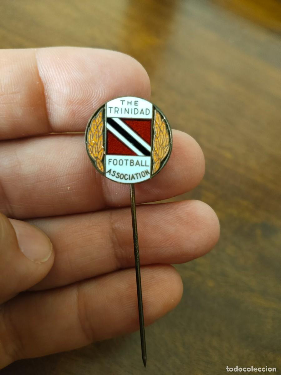 Collectionnisme sportif: Insignia de alfiler de la Federaci&oacute;n de F&uacute;tbol de Trinidad.
