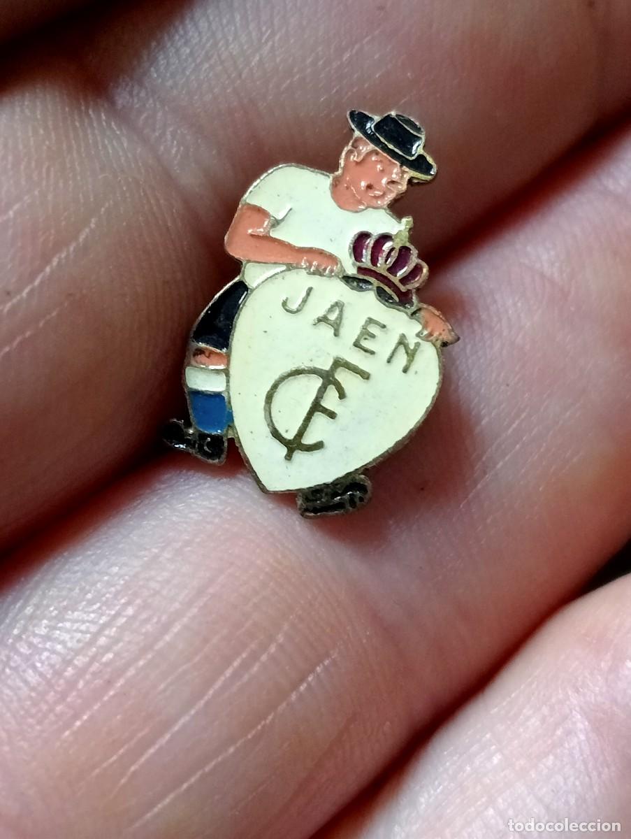 Coleccionismo deportivo: INSIGNIA ANTIGUA DE FUTBOL JAEN CF MOTIVO JUGADOR, FUTBOLISTA PINS ALFILER