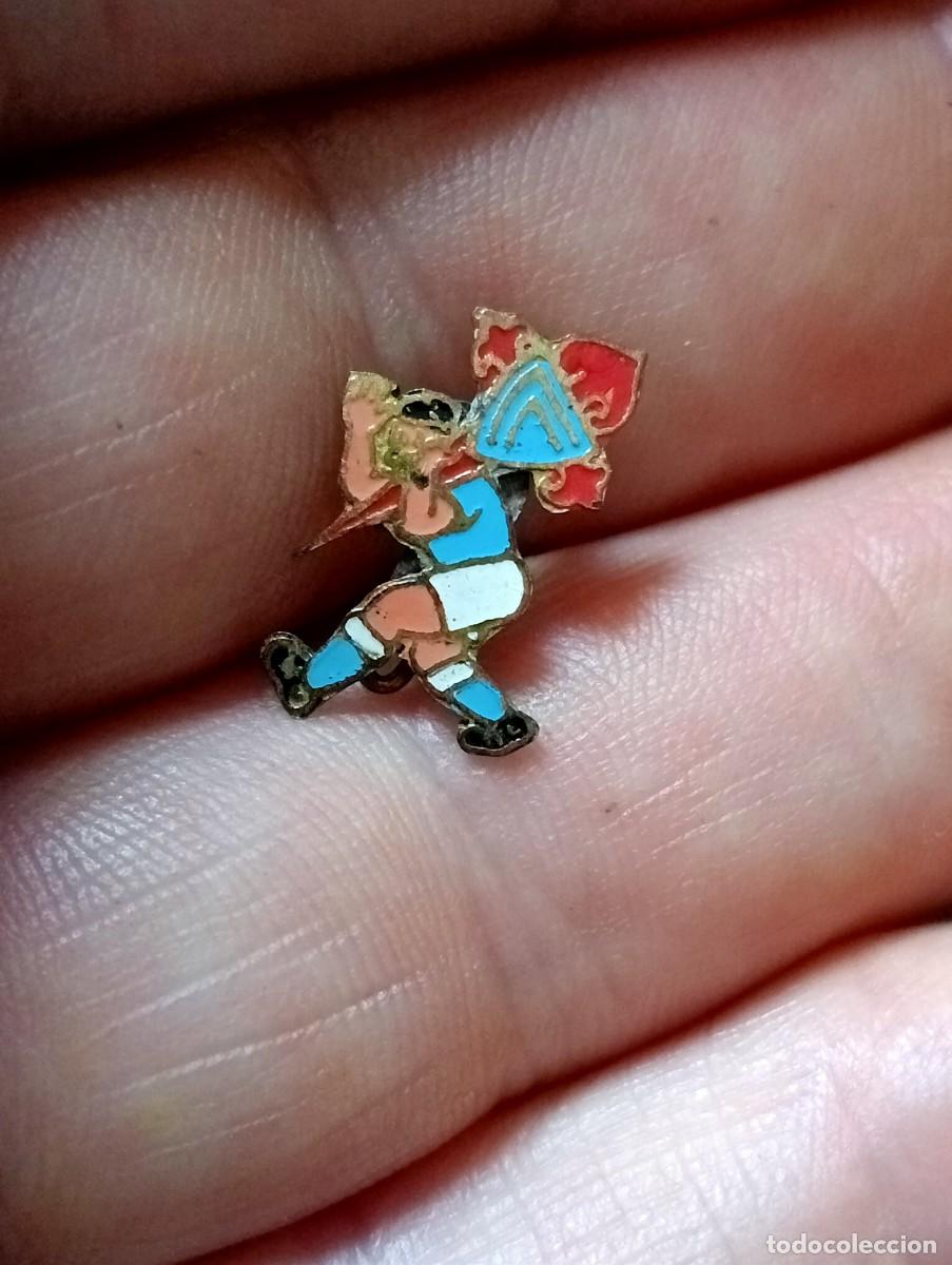 Coleccionismo deportivo: INSIGNIA ANTIGUA DE FUTBOL CELTA DE VIGO MOTIVO JUGADOR, FUTBOLISTA PINS ALFILER