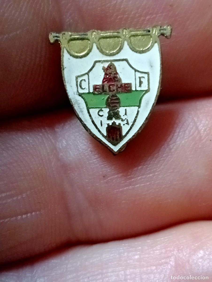 Coleccionismo deportivo: INSIGNIA ANTIGUA DE FUTBOL CF ELCHE DE ALICANTE MOTIVO BANDERIN PINS ALFILER