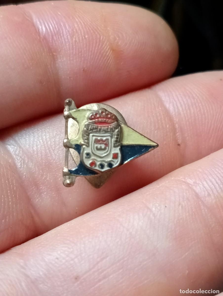 Coleccionismo deportivo: INSIGNIA ANTIGUA DE FUTBOL LAS PALMAS MOTIVO BANDERIN PINS SOLAPA