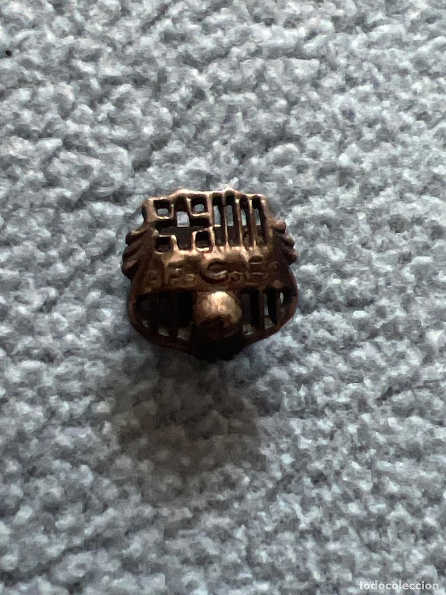 Sports collectibles: Pin de plata Barca 75