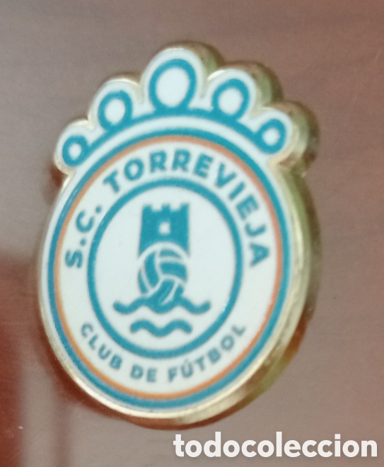 Coleccionismo deportivo: PIN F&Uacute;TBOL S C.TORREVIEJA