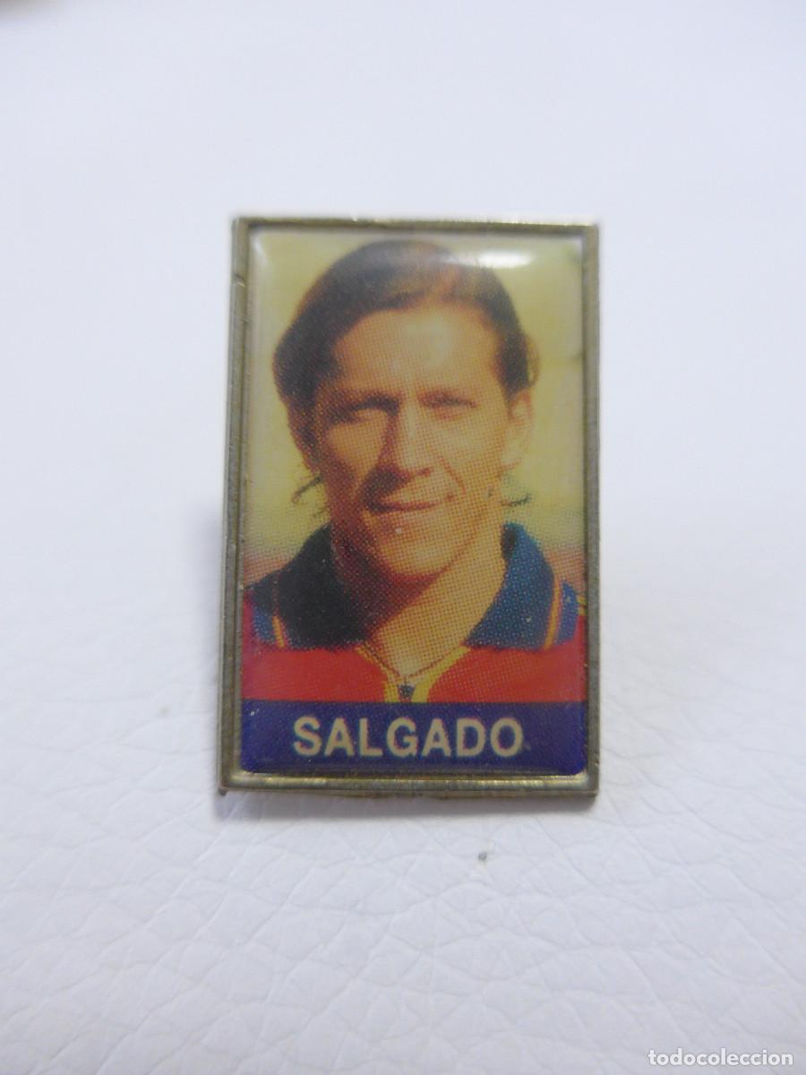 Coleccionismo deportivo: PIN SALGADO SELECCION ESPA&Ntilde;OLA DE FUTBOL DIARIO MARCA