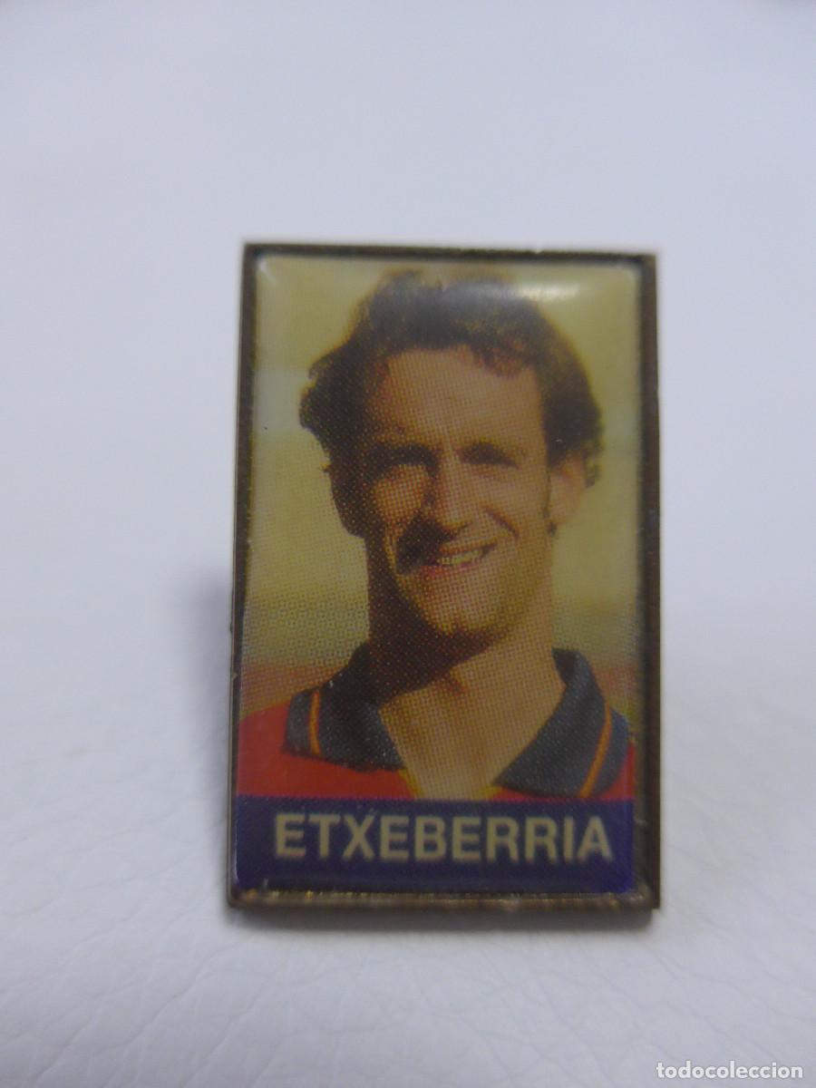 Coleccionismo deportivo: PIN ETXEBERRIA SELECCION ESPA&Ntilde;OLA DE FUTBOL DIARIO MARCA