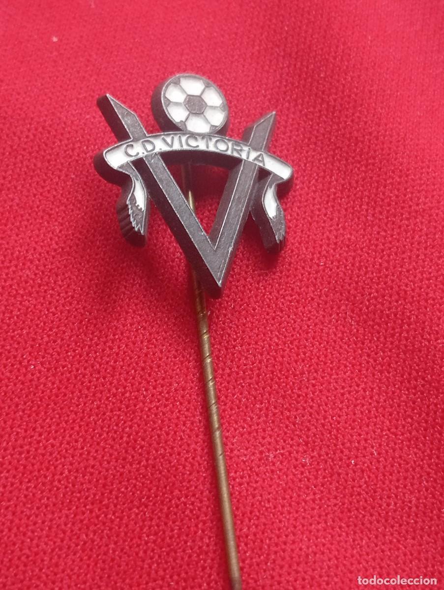 Coleccionismo deportivo: INSIGNIA FUTBOL CLUB DEPORTIVO VICTORIA PINS ALFILER