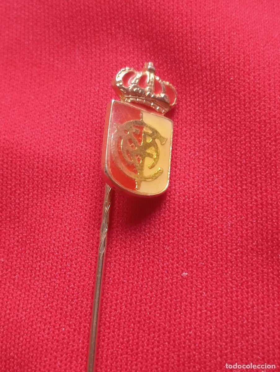 Coleccionismo deportivo: INSIGNIA FUTBOL FEDERACI&Oacute;N CASTELLANO MANCHEGA ESCUDO ANTIGUO PINS ALFILER