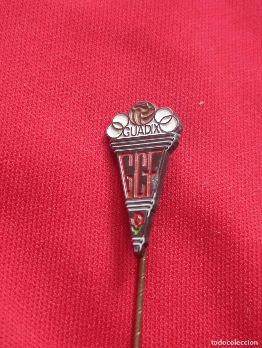 Coleccionismo deportivo: INSIGNIA GUADIX CLUB FUTBOL PINS ALFILER