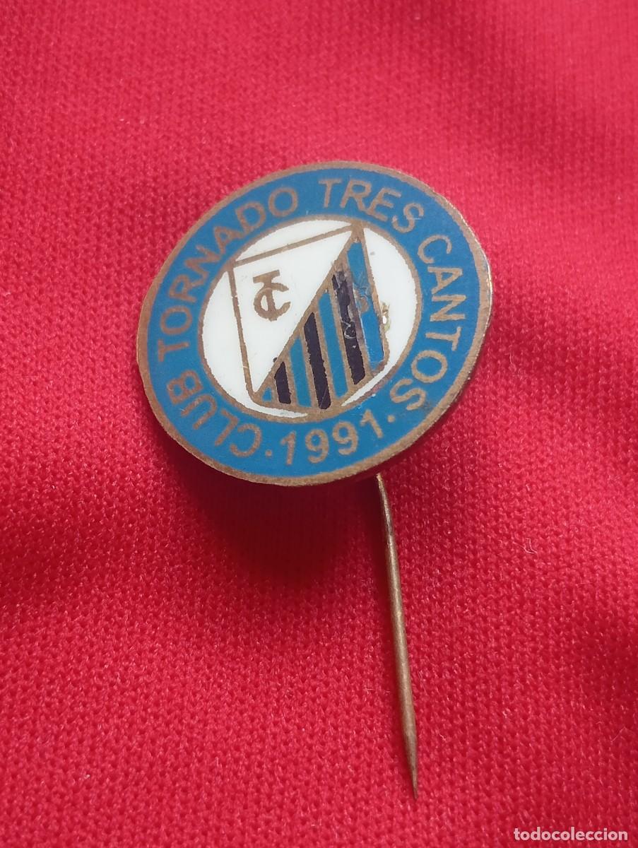 Coleccionismo deportivo: INSIGNIA FUTBOL CLUB TORNADO TRES CANTOS MADRID PINS ALFILER SOLAPA ESCUDO