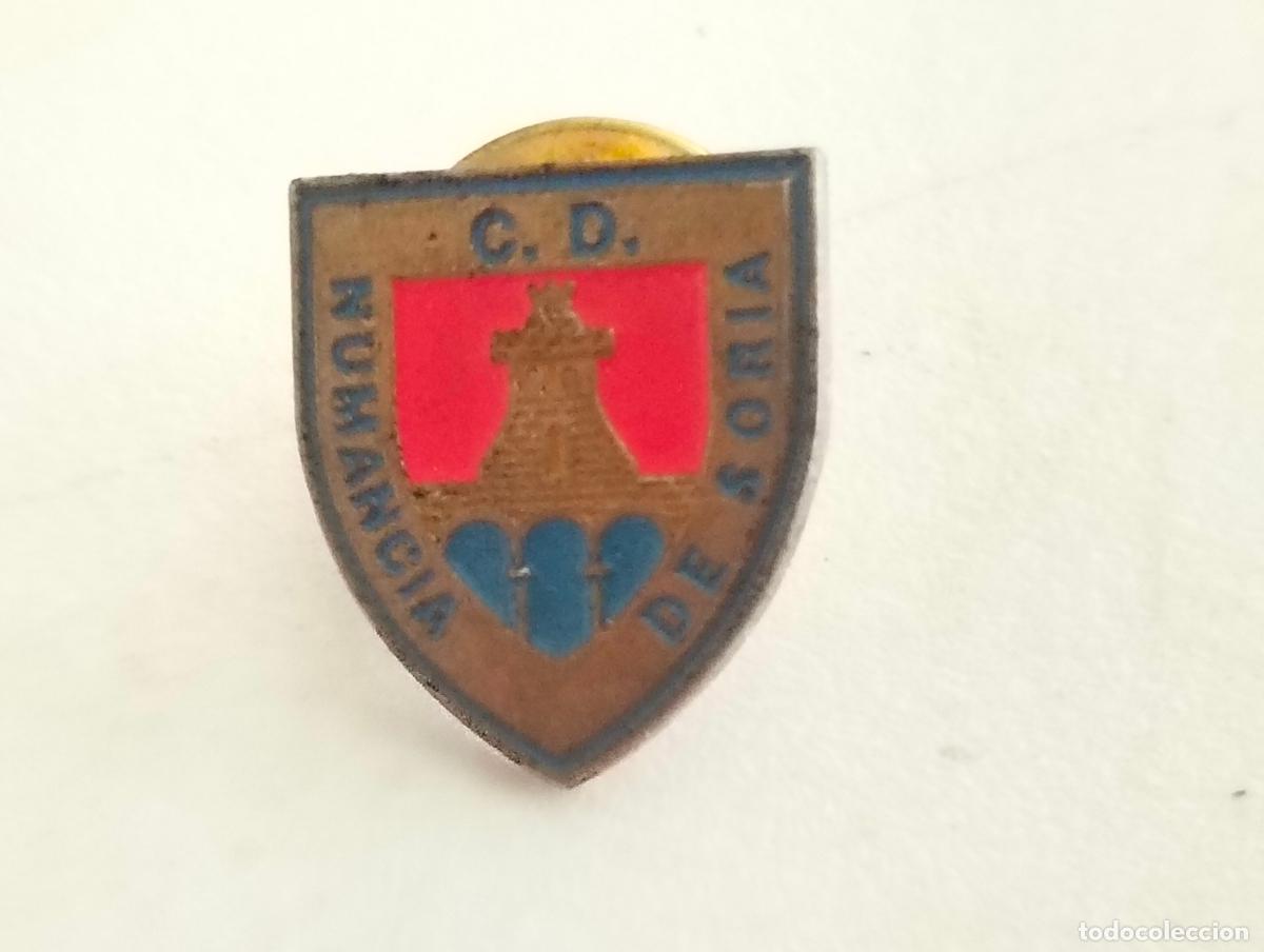 Coleccionismo deportivo: ANTIGUA INSIGNIA DE FUTBOL, C. D, NUMANCIA DE SORIA