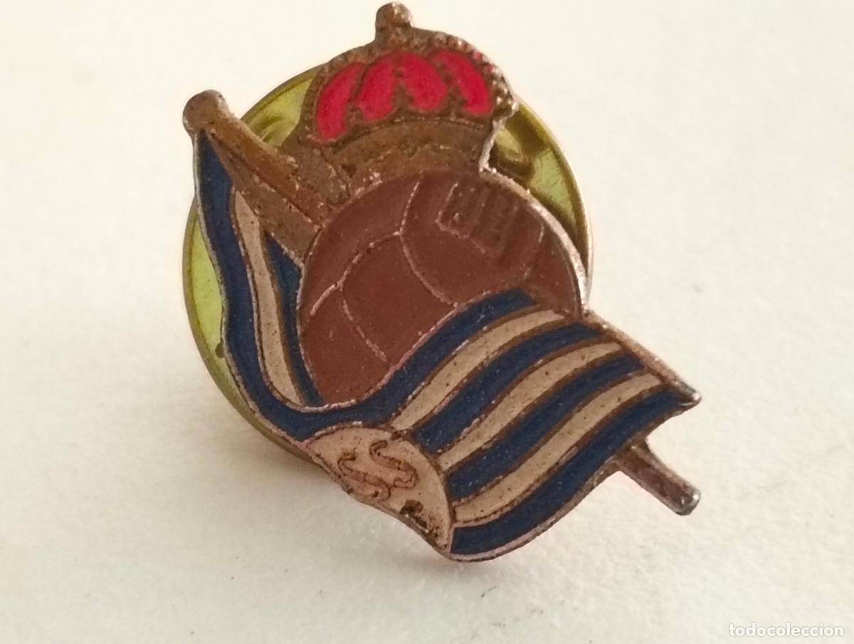 Coleccionismo deportivo: ANTIGUA INSIGNIA DE FUTBOL, REAL SOCIEDAD DE SAN SEBASTIAN