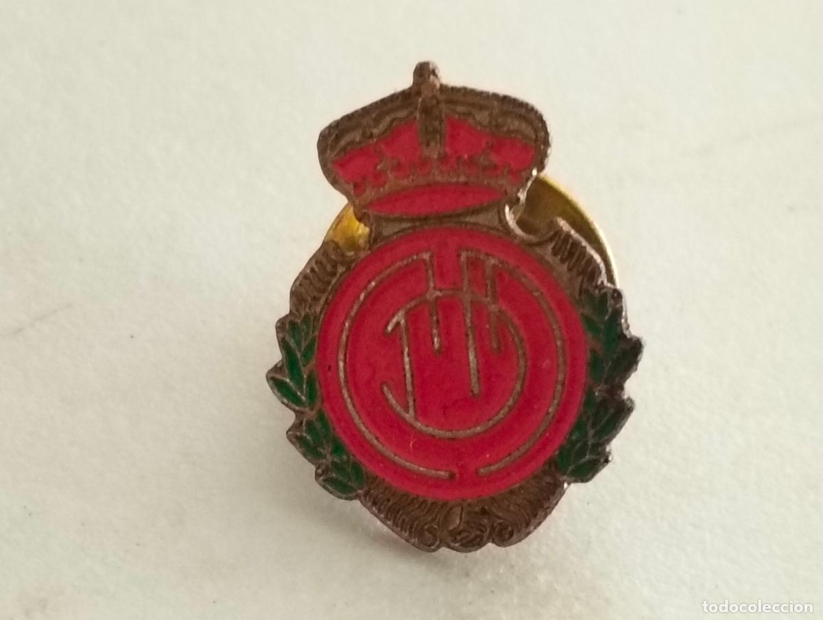 Coleccionismo deportivo: ANTIGUA INSIGNIA DE FUTBOL, REAL CLUB DEPORTIVO MALLORCA