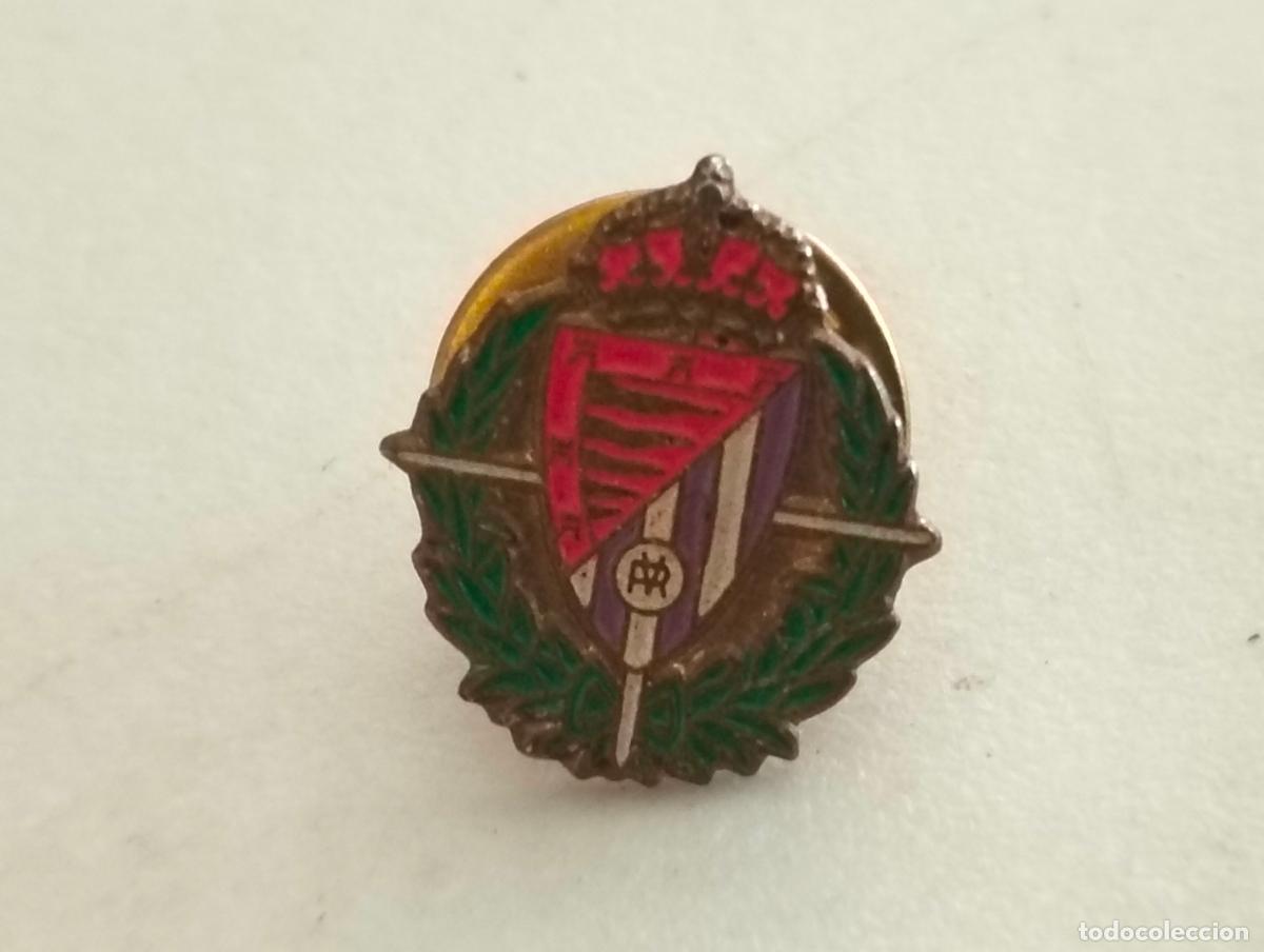 Coleccionismo deportivo: ANTIGUA INSIGNIA DE FUTBOL, REAL VALLADOLID